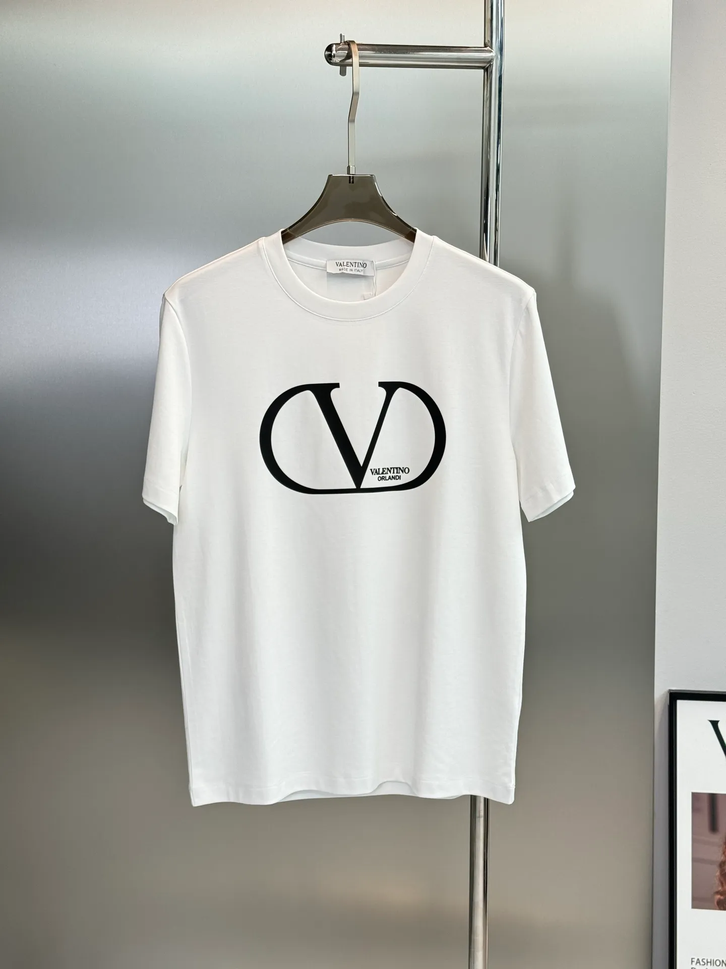 ⚜️Valentino Classic round neck T-shirt. Made of high-count mercerized cotton fabric, it has a delicate and soft light texture on the hand. It drape smoothly without sweating, and the upper body is neat and does not collapse. The iconic big V logo is minimalist and advanced, and the Black and White two-color Versatile is unmistakable. The round neck fits the neck without tightening the skin, and is suitable for daily commuting and leisure travel! It is low-key and releases a light and luxurious atmosphere. It is a basic model that men's wardrobe needs. It is soft and skin-friendly. It has excellent breathability and is super comfortable to wear in spring and summer! The contrasting color brand logo on the front is simple and recognizable, and the slim fit highlights your figure, making it easy to handle for daily commuting and leisure time ✨Sizes: M-4XL slim fit ❗️ (XL recommended for 175/145 pounds)